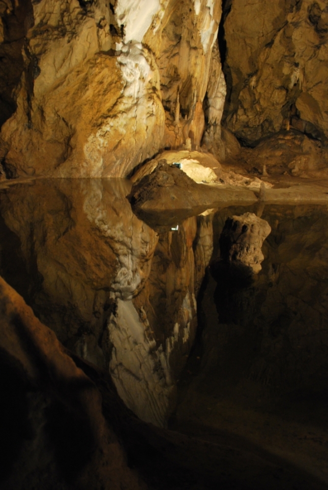 jazero v jaskyni