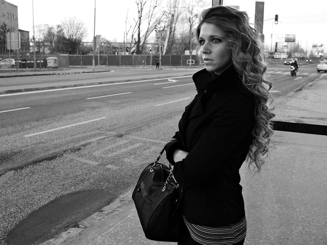 Dievka čaká na autobus