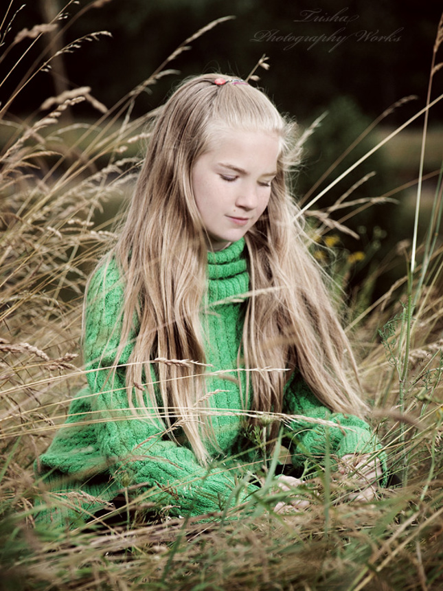 dievčatko v tráve
