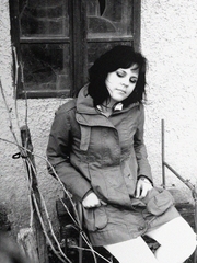 ...pod okienkom, tam je lavicka.