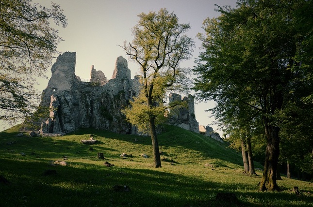 hrad hrušov v rannom slnku