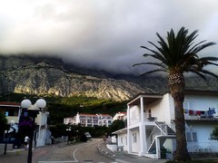 Zahalená v oblakoch