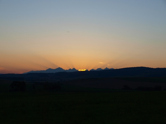 Západ slnka za Vysokými Tatrami