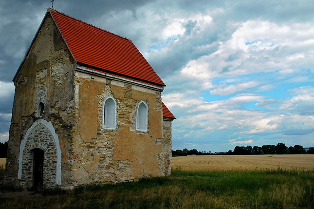 Velmi stary kostolik