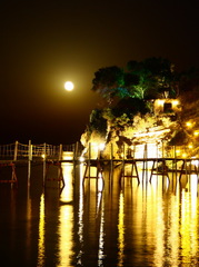 mesiac nad ostrovom Cameo