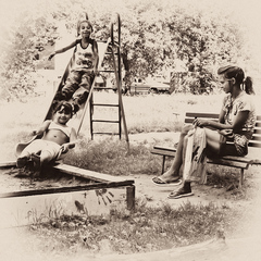 Mama a hrajúce sa deti