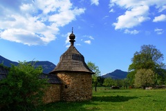 za kostolom...