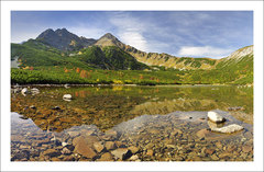 V zrkadle plesa, štít smeje sa.