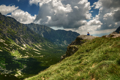 V dolinach