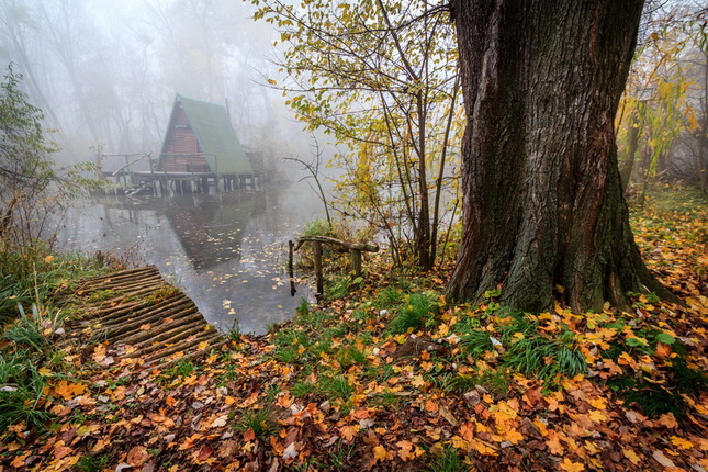 Chata nad vodou na jeseň