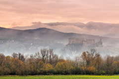 Hrad Beckov pri východe slnka