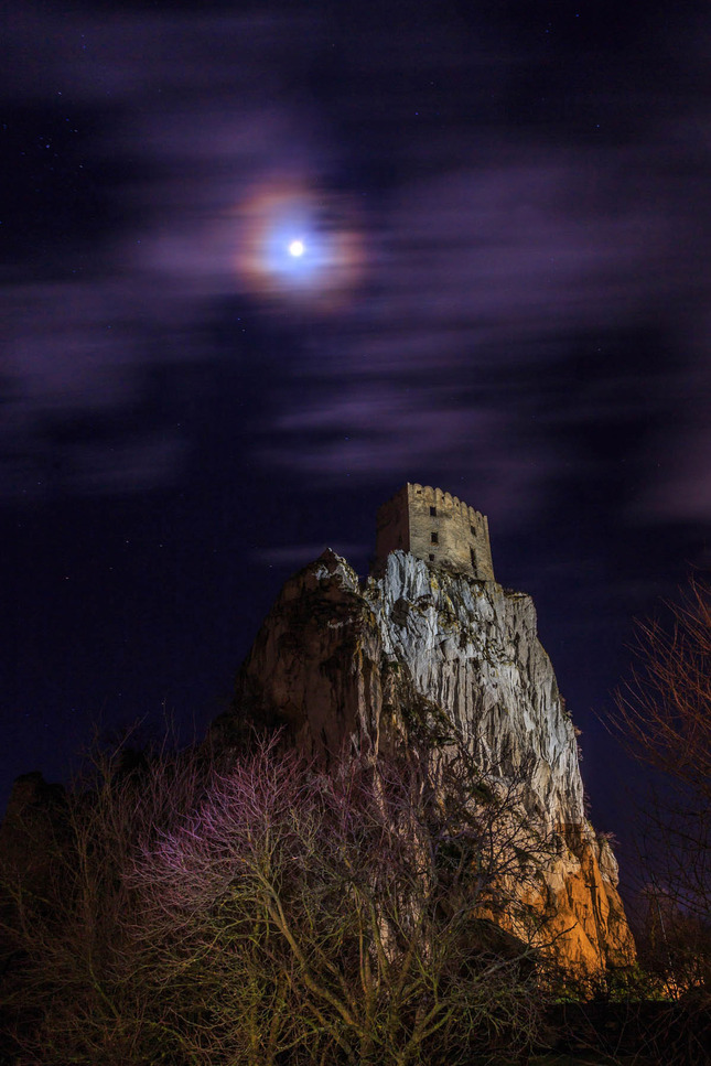 Beckovský hrad za svitu mesiaca