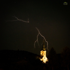 Nad kostolom...