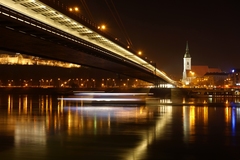 Lodička pláva po Dunaji