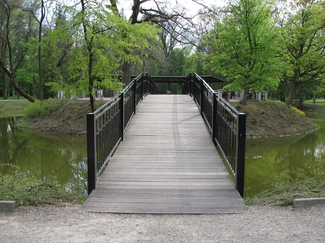 Most v parku