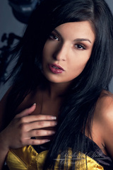 Modelína, hezká, kouká do objekt