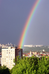 Dúha nad mestom