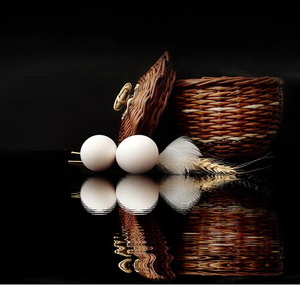 Dve biele modelky s pierkom