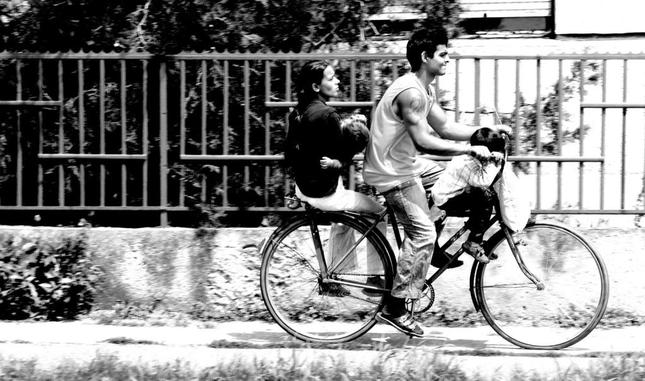 Otec so štvormiestnym bicyklom..