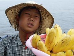 Chlapec s banánmi