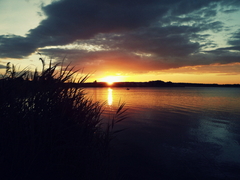 východ slnka pri rybníku