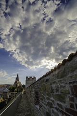 na hradbach