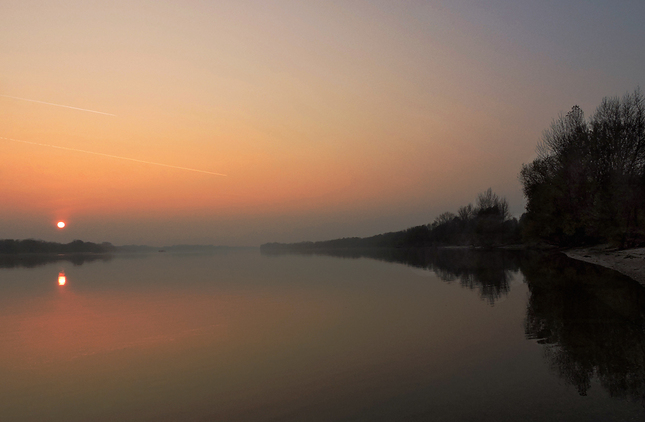 pokojný západ nad riekou Dunaj