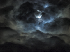 mesiac  v oblakoch