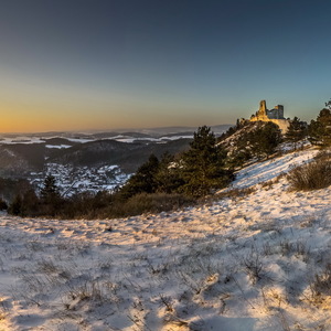 Zimná panoráma Čachtického hradu