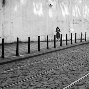 Stratená v tónoch mesta