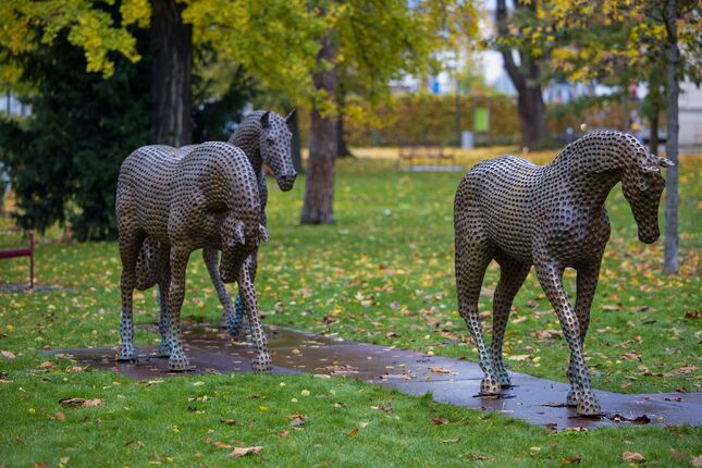 Bronzové plastiky koní