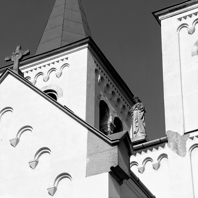 Kostol v Bíni - medzi vežami....