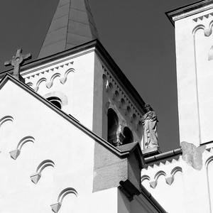 Kostol v Bíni - medzi vežami....