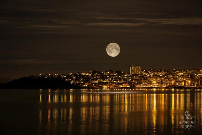 Mesiac nad Stavangerom