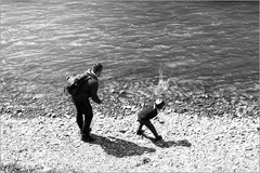 kto hodí lepšiu žabku?