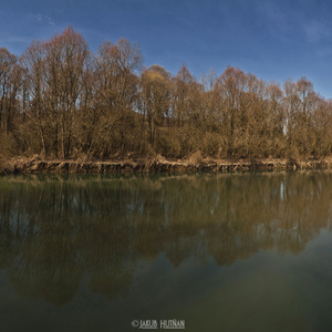 Panorama rieky počas jari.