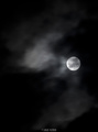 Spln mesiaca vykuká z pod mrakov