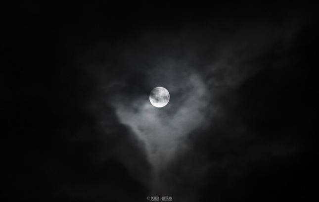 Spln mesiaca vykuká z pod mrakov
