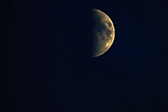 mesiac v tme