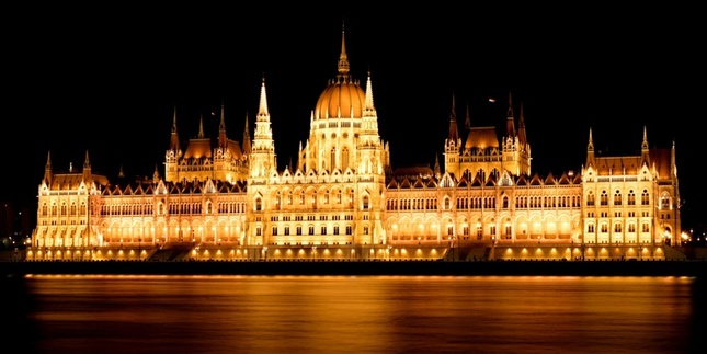 parlament v noci