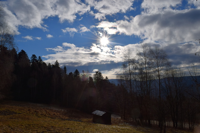 Jarné slniečko nad chatrčou