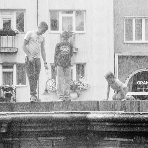 Deti pri fontáne
