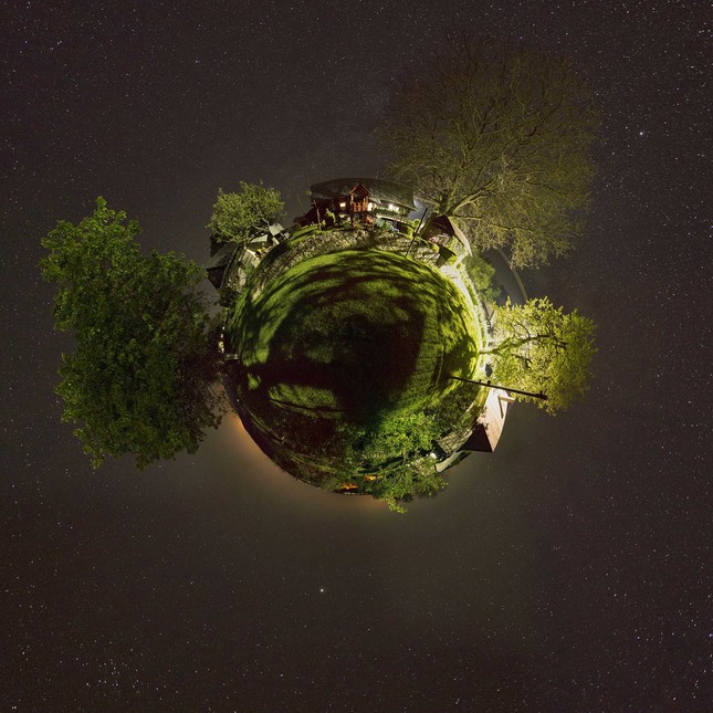 Chalupa v noci little planet