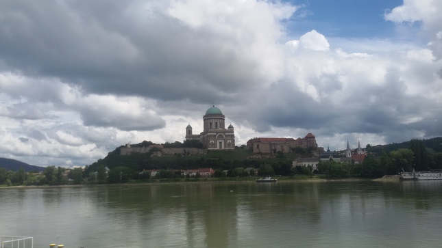 Dunaj, oblaky, bazilika