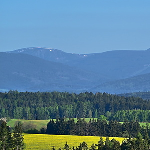 Ranní vzduchoplavec nad Sněžkou