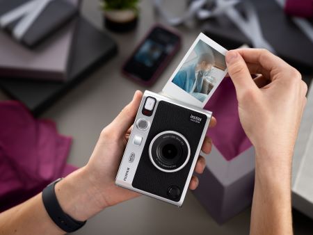Fujifilm predstavuje hybridný instantný fotoaparát “instax mini Evo”