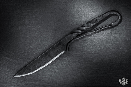 Keltský nôž na tmavo