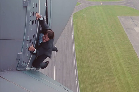Nie CGI: Tom Cruise na letiacom vojenskom lietadle