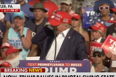 Fotograf zachytil guľku svištiacu okolo Trumpovej hlavy