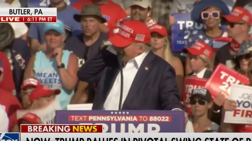 Fotograf zachytil guľku svištiacu okolo Trumpovej hlavy